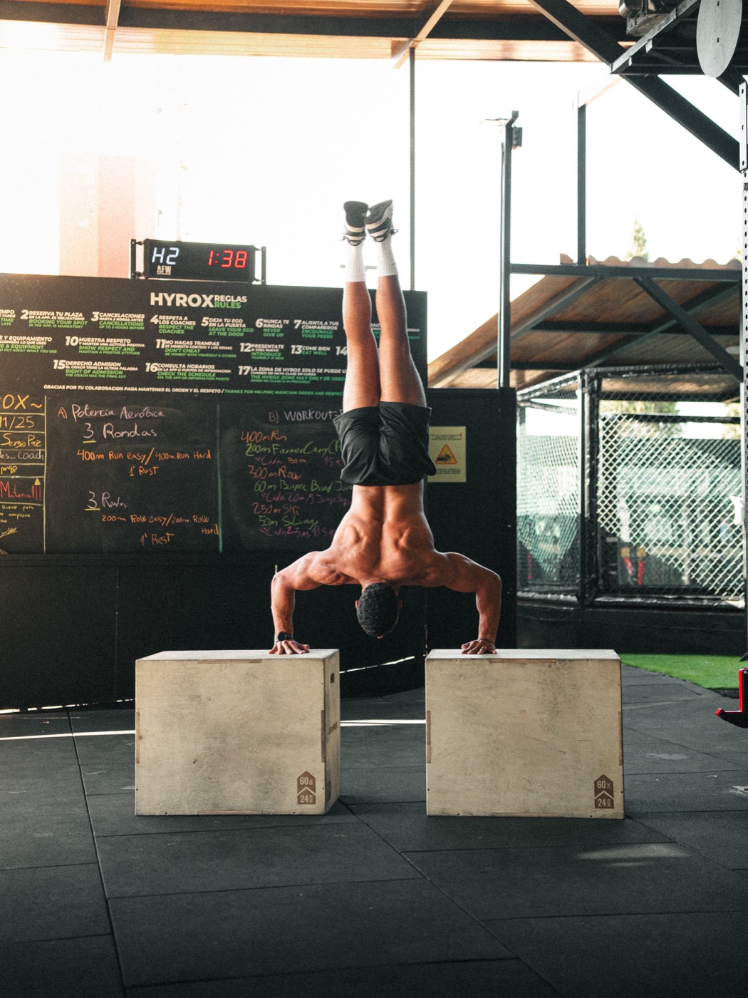 Ismael Rachidi haciendo flexiones de pino sobre dos cajones